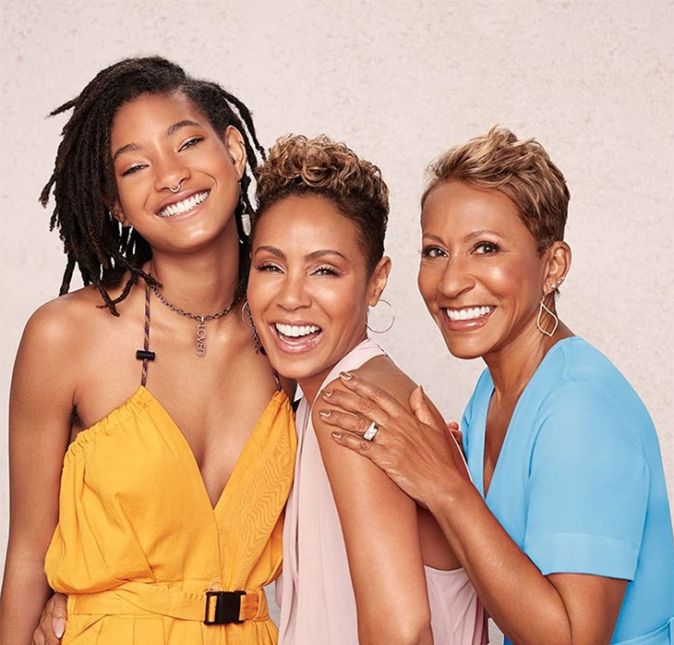 Ao assistir ao programa de Jada, Red Table Talk, dá pra ver que nenhum assunto é tabu em seu relacionamento com os filhos! A apresentadora comanda o talk show ao lado de Willow e de sua mãe, Adrienne Norris, e trata sobre vários temas polêmicos. A caçula do clã Smith já confessou até mesmo ter flagrado os pais transando quando era criança! Dá para imaginar?