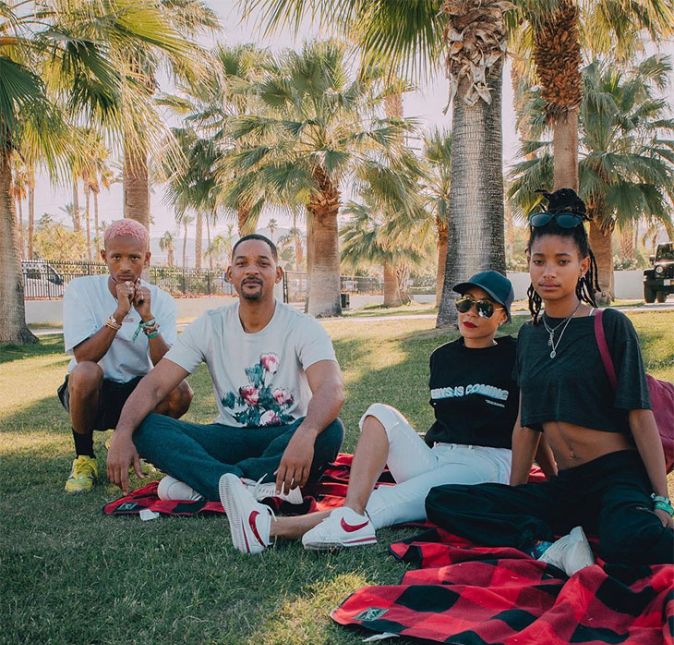 Nascida em 18 de setembro de 1971, a apresentadora tem dois filhos ao lado do ator, Jaden e Willow, e está sempre compartilhando momentos fofos com eles nas redes sociais - como na foto acima, em que a família aparece curtindo o festival Coachella.