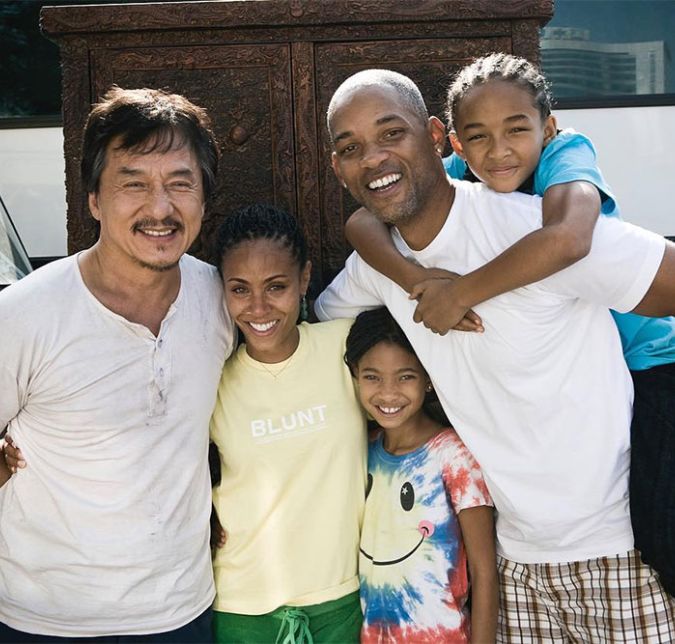 Will adora revirar o baú e postar, em seu Instagram, fotos antigas da família - como é o caso do clique acima, ao lado de Jackie Chan. A foto foi feita em Pequim, na China, durante as gravações de Karatê Kid, longa protagonizado por Jaden. Essa família é super talentosa, né?