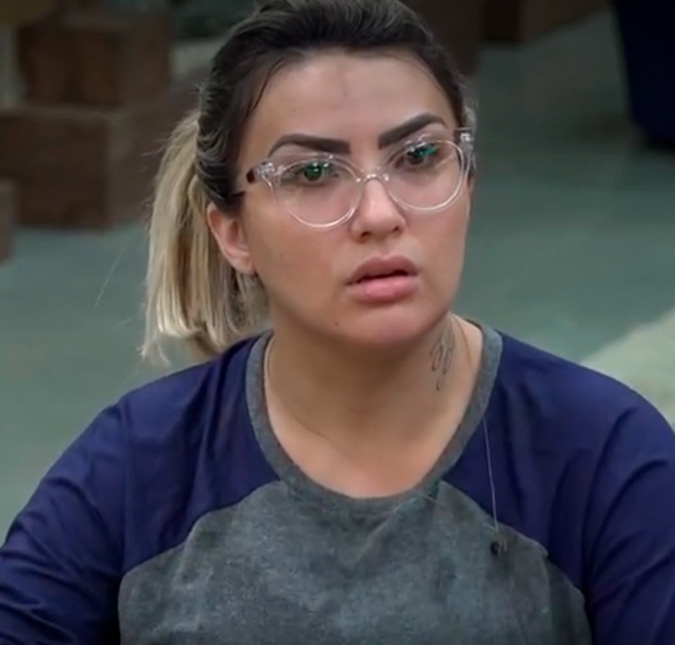 Thayse Teixeira deixa cair comida nos seios e tem uma reação inusitada em <I>A Fazenda</i>; Confira!
