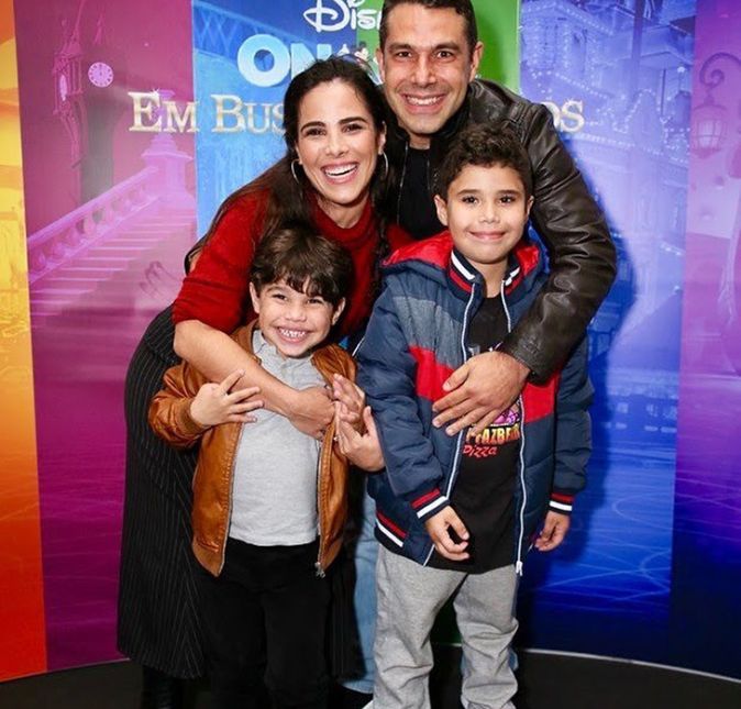 Aqui os quatro aparecem em um clique mais recente, já que vivem aparecendo juntos nas fotos e nos eventos, fazendo aquela clássica família feliz, sabe?
