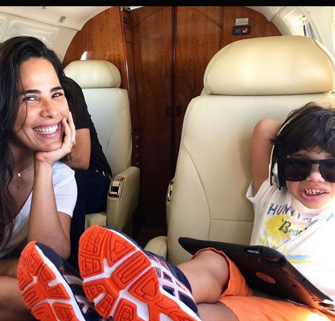 Aqui, ela aparece com o caçula, que está todo esparramado na poltrona do avião. Fofo, né?