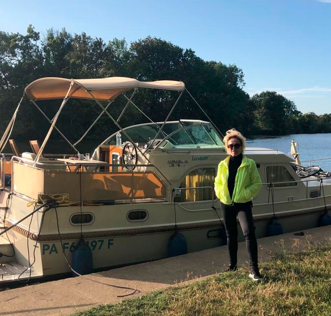 Ana Maria Braga revela que está morando em barco durante as férias: <i>meu motor home fluvial</i>