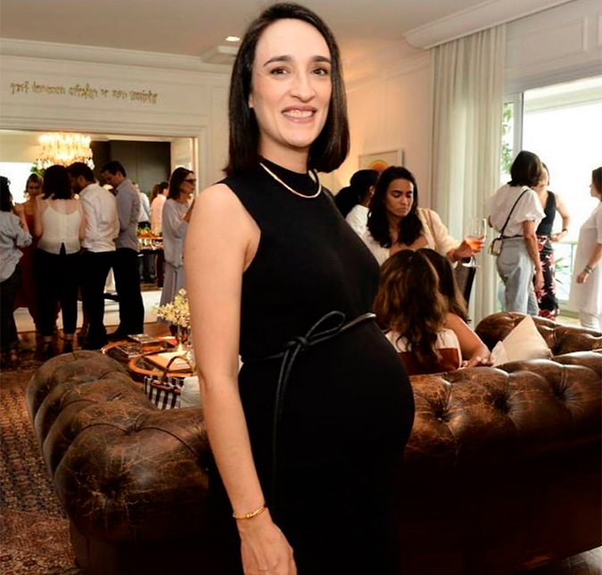 Esposa de Pedro Bial, Maria Prata exibe barrigão de grávida: <i>Levando Dora para passear</i>