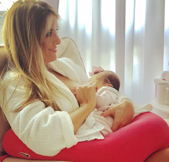 Ticiane Pinheiro desabafa sobre as primeiras mamadas da filha caçula: <I>Meu peito sangrava!</i>