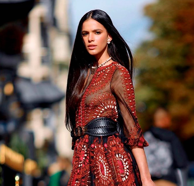 Bruna Marquezine exibe cabelo bem longo em desfile da <I>Dior</i>, em Paris