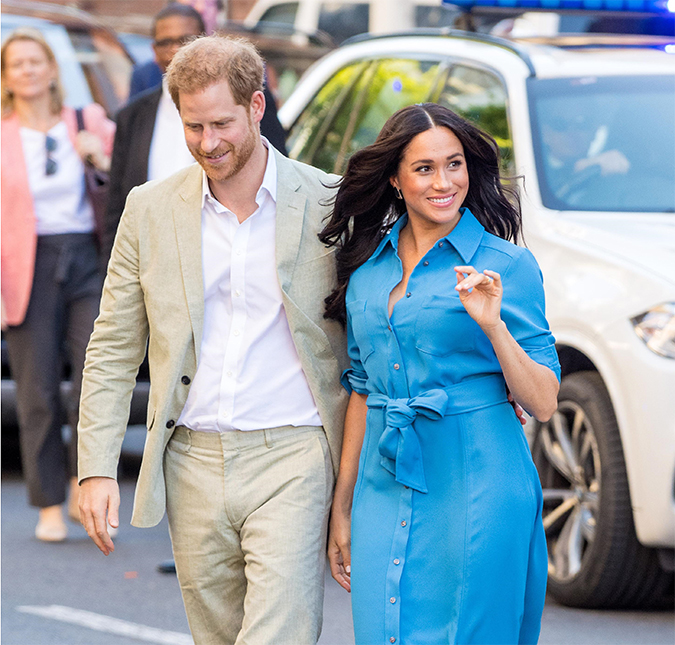 Meghan Markle repete <i>look</i> e homenageia princesa Diana ao chegar na África!