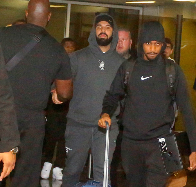 Drake ignora fãs no aeroporto do Rio de Janeiro e <i>internet</i> detona: <i>Por isso a Rihanna terminou com você</i>