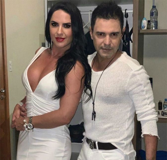 Em meio à briga judicial que voltou à volta, Zilu e Graciele também protagonizaram um climão na internet por causa de uma suposta indireta que teria sido feita através do Instagram. A empresária postou um textão e respondeu comentário de seguidor, que disse: Quem nasce para ser lady, nunca será amante. Zilu, então, escreveu: Amante jamais!, dando a entender que teria sido um recado para Graciele Lacerda, que teria começado a se relacionar com Zezé enquanto ele ainda era casado com Zilu. Logo depois, Graciele postou um texto em seu perfil, que também foi entendido pelos fãs como uma mensagem indireta sobre a polêmica que a envolve: Com o tempo a gente aprende, compreende e entende que cada um oferece aquilo que tem dentro de si. Podemos postar os mais belos textos, falar as mais belas palavras, mostrar um mundo lindo e perfeito mas nada disso importa se não vivermos isso! Será que a mensagem foi para Zilu?
Clicando aqui você confere outras polêmicas envolvendo Zilu e a família Camargo. Em meio à briga judicial que voltou à volta, Zilu e Graciele também protagonizaram um climão na internet por causa de uma suposta indireta que teria sido feita através do Instagram. A empresária postou um textão e respondeu comentário de seguidor, que disse: Quem nasce para ser lady, nunca será amante. Zilu, então, escreveu: Amante jamais!, dando a entender que teria sido um recado para Graciele Lacerda, que teria começado a se relacionar com Zezé enquanto ele ainda era casado com Zilu. Logo depois, Graciele postou um texto em seu perfil, que também foi entendido pelos fãs como uma mensagem indireta sobre a polêmica que a envolve: Com o tempo a gente aprende, compreende e entende que cada um oferece aquilo que tem dentro de si. Podemos postar os mais belos textos, falar as mais belas palavras, mostrar um mundo lindo e perfeito mas nada disso importa se não vivermos isso! Será que a mensagem foi para Zilu?
Clicando aqui você confere outras polêmicas envolvendo Zilu e a família Camargo.