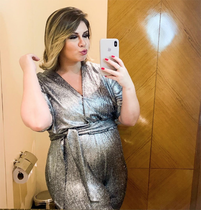 Grávida, Marília Mendonça tropeça e leva tombo durante gravação do <i>Só Toca Top</i>