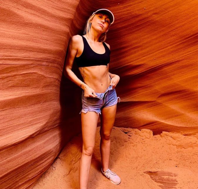 Após terminar o relacionamento com Kaitlynn Carter, Miley Cyrus decidiu tirar um tempo para si e, em seu Instagram, dividiu com seus seguidores sua viagem pelo Arizona, nos Estados Unidos. No entanto, algumas publicações acabaram preocupando os fãs, que se surpreenderam com o físico mais magro de Miley: Que corpo pequeno, você está doente?, perguntou uma seguidora, seguida de outra: Por que seu corpo está tão magro? Meu Deus, estou preocupada. De acordo com o Daily Mail, o motivo da cantora estar tão magra foi por conta de um período de ansiedade após o término com Kaitlynn. As duas foram vistas juntas pela última vez no meio do mês de setembro, de 2019. Que pena, né?