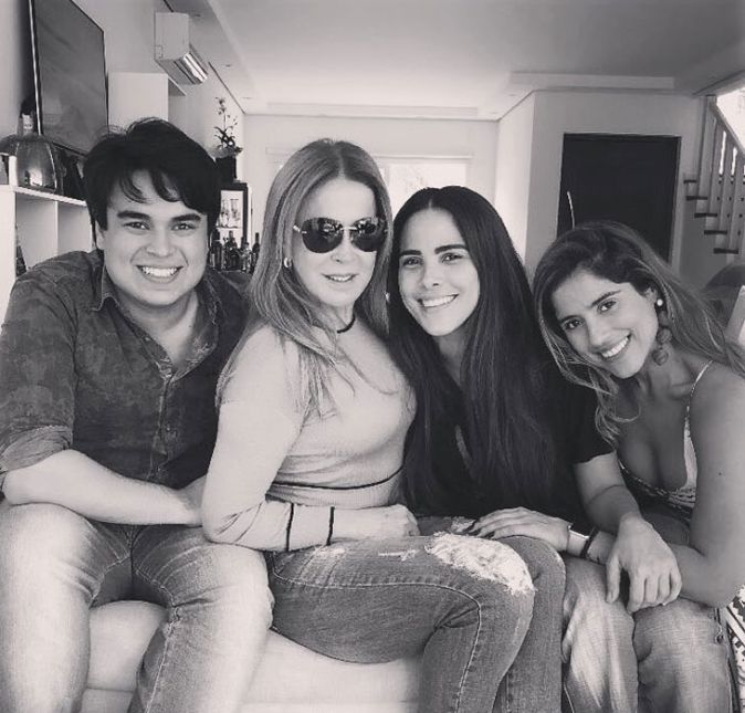 E Zilu também se mostrou bem surpresa com a postura dos filhos em relação à disputa patrimonial. Não posso deixar de expor minha profunda tristeza e inconformismo de saber que os meus filhos tomaram partido do pai, sobre uma discussão puramente patrimonial, que eles não têm domínio, na verdade nenhuma noção do que eu e o Zezé tínhamos de patrimônio quando nos divorciamos, só sabem o que ouviram o pai dizer. Jamais eles poderiam ter feito isso comigo. Felizmente o amor que tenho pelos meus filhos é incondicional. E Zilu também se mostrou bem surpresa com a postura dos filhos em relação à disputa patrimonial. Não posso deixar de expor minha profunda tristeza e inconformismo de saber que os meus filhos tomaram partido do pai, sobre uma discussão puramente patrimonial, que eles não têm domínio, na verdade nenhuma noção do que eu e o Zezé tínhamos de patrimônio quando nos divorciamos, só sabem o que ouviram o pai dizer. Jamais eles poderiam ter feito isso comigo. Felizmente o amor que tenho pelos meus filhos é incondicional.