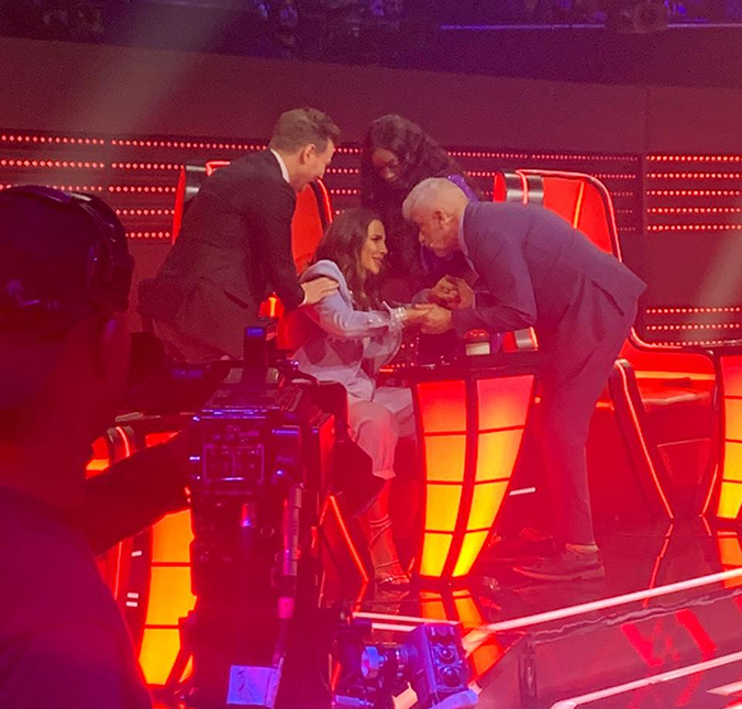 Ivete Sangalo é consolada após decisão emocionante no <i>The Voice Brasil</i> e eliminação de candidata do time Iza revolta a <i>web</i>