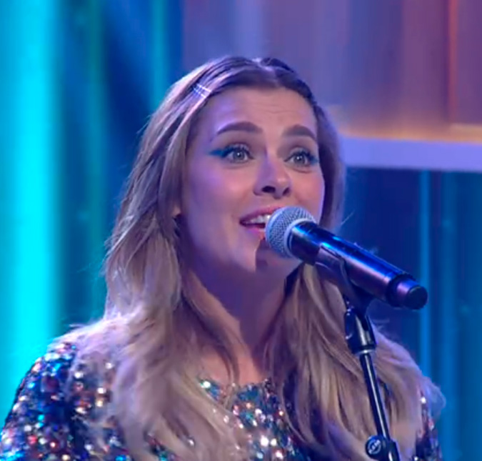 Carolina Dieckmann canta no <i>Encontro</i> e internautas criticam: <i>Como cantora você é uma ótima atriz</i>