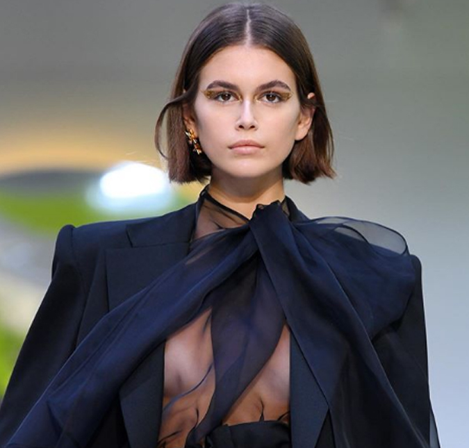 Filha de Cindy Crawford arrasa com roupa transparente durante desfile na <I>Paris Fashion Week</i>