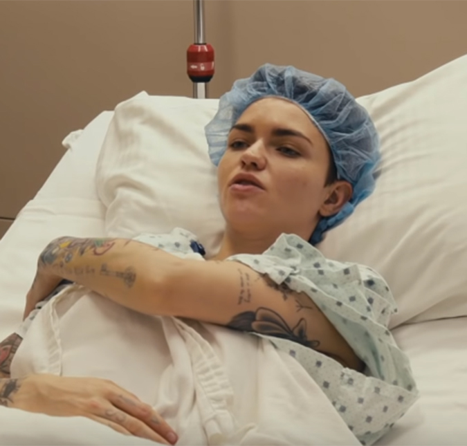 Após se machucar em <i>Batwoman</i>, e correr o risco de ficar paralisada, Ruby Rose passa por cirurgia de emergência