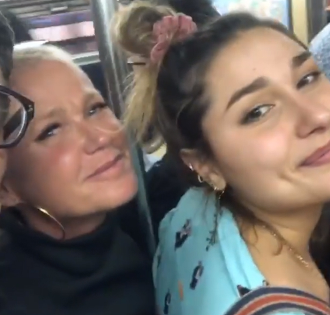 Sasha Meneghel enfrenta ônibus lotado em Nova York e senta no colo de Xuxa Meneghel