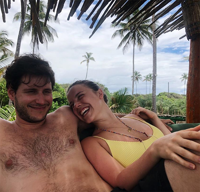 Alice Wegmann posta raro clique com o namorado, curtindo a Bahia