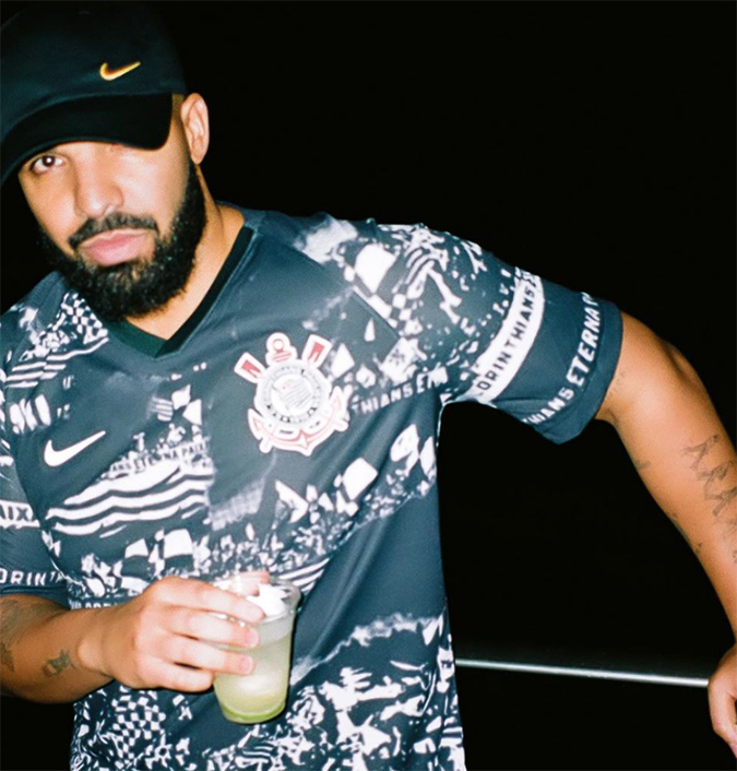 Após polêmica no <i>Rock in Rio</i>, Drake diz que quase arrumou <i>guerra</i> por usar camisa de time de futebol em bar