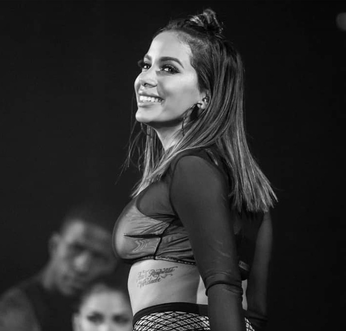 Anitta dá detalhes de como será o <i>show</i> no <i>Rock In Rio</i> e entrega participação com o <i>Black Eyed Peas</i> no festival!