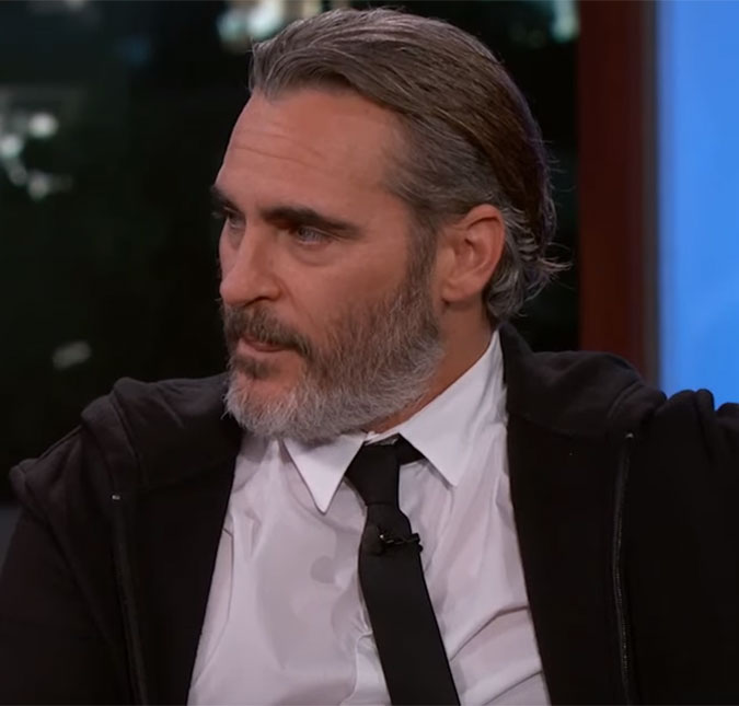 Apresentador expõe cena em que Joaquin Phoenix discute com cinegrafista e ator se incomoda: <I>- Isso é tão vergonhoso</I>