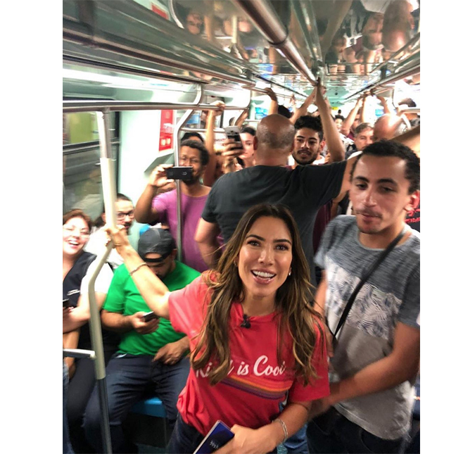 Patricia Abravanel anda de metrô pela primeira vez em São Paulo e revolta seguidores: <i>Forçou demais</i>