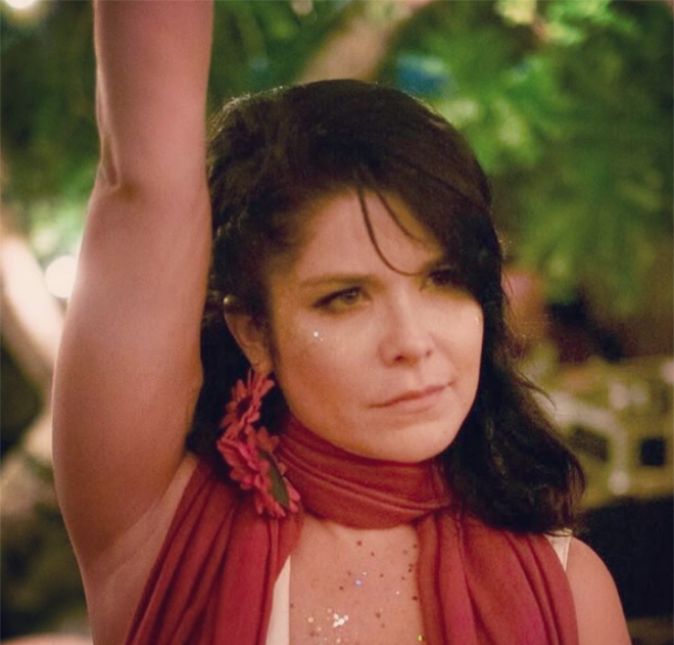 E também fez textão indignada sobre quem comemora o Dina Internacional da Mulher: Não consigo comemorar a data e do jeito que anda nem sei se conseguirei pelos próximos anos. Tive amigas agredidas nesse carnaval apenas por se defenderem, sim temos que nos defender, todos os dias, infelizmente. Andamos com medo nas ruas e em casa. O que consigo agora é desejar e lutar. Cada vez mais com toda a minha força. Tanta falta de empatia, tanto desrespeito e violência. Tanto desamor e união. Tanta competição e julgamento principalmente entre mulheres. Tanto domínio do patriarcado ainda. Gerações e gerações se repetindo. Gerações e gerações lutando. O que consigo fazer agora é usar, daqui do alto do meu privilégio, a minha voz dentro do meu lugar de fala, para falar por e com muitas que são caladas. É dar força para que se ergam. O que consigo fazer agora é ouvir, enaltecer e caminhar, junto com as mulheres negras, que buscam a cada dia sua sobrevivência, seu lugar e precisam lutar além do machismo, contra o racismo. O que consigo fazer agora é pedir que homens não se omitam. Eu particularmente acredito que precisamos de vocês juntos nessa luta. Vocês têm muito o que fazer. Consigo agradecer as gerações de mulheres que lutaram e morreram para que tenhamos hoje um mínimo de liberdade e direito. Às mulheres que nos dia de hoje lutam mesmo sem saber, que geram, criam, cuidam e tentam fazer desse mundo melhor. À minha mãe, minhas avós, bisavós, minhas tias e primas que são tão vítimas dessa sociedade quanto eu. E por fim as minhas filhas que me fizeram sentir o poder e a força que há em mim. Que me fizeram sair da minha “zona de conforto” e enxergar a importância de ser quem sou e dar as mãos a outras mulheres para que se inspirem e sintam o poder do feminino que habita em nós. Minhas filhas saberão disso um dia, se é que já não sabem. Hoje não é o dia da mulher, porque isso é todo dia. Hoje é dia de ocupar e revolucionar. Amo vocês mulheres. Amo ser mulher. Hoje é dia de ir pra rua e gritar por liberdade, respeito e igualdade. E também fez textão indignada sobre quem comemora o Dina Internacional da Mulher: Não consigo comemorar a data e do jeito que anda nem sei se conseguirei pelos próximos anos. Tive amigas agredidas nesse carnaval apenas por se defenderem, sim temos que nos defender, todos os dias, infelizmente. Andamos com medo nas ruas e em casa. O que consigo agora é desejar e lutar. Cada vez mais com toda a minha força. Tanta falta de empatia, tanto desrespeito e violência. Tanto desamor e união. Tanta competição e julgamento principalmente entre mulheres. Tanto domínio do patriarcado ainda. Gerações e gerações se repetindo. Gerações e gerações lutando. O que consigo fazer agora é usar, daqui do alto do meu privilégio, a minha voz dentro do meu lugar de fala, para falar por e com muitas que são caladas. É dar força para que se ergam. O que consigo fazer agora é ouvir, enaltecer e caminhar, junto com as mulheres negras, que buscam a cada dia sua sobrevivência, seu lugar e precisam lutar além do machismo, contra o racismo. O que consigo fazer agora é pedir que homens não se omitam. Eu particularmente acredito que precisamos de vocês juntos nessa luta. Vocês têm muito o que fazer. Consigo agradecer as gerações de mulheres que lutaram e morreram para que tenhamos hoje um mínimo de liberdade e direito. Às mulheres que nos dia de hoje lutam mesmo sem saber, que geram, criam, cuidam e tentam fazer desse mundo melhor. À minha mãe, minhas avós, bisavós, minhas tias e primas que são tão vítimas dessa sociedade quanto eu. E por fim as minhas filhas que me fizeram sentir o poder e a força que há em mim. Que me fizeram sair da minha “zona de conforto” e enxergar a importância de ser quem sou e dar as mãos a outras mulheres para que se inspirem e sintam o poder do feminino que habita em nós. Minhas filhas saberão disso um dia, se é que já não sabem. Hoje não é o dia da mulher, porque isso é todo dia. Hoje é dia de ocupar e revolucionar. Amo vocês mulheres. Amo ser mulher. Hoje é dia de ir pra rua e gritar por liberdade, respeito e igualdade.