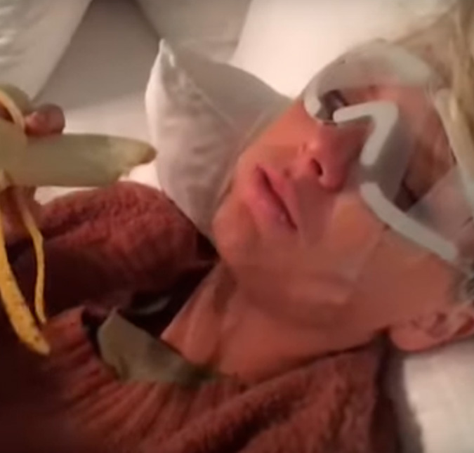 Taylor Swift protagoniza cena hilária chorando por uma banana após cirurgia; confira!