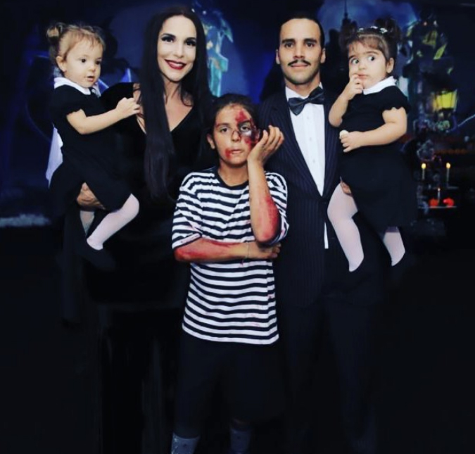 Ivete Sangalo prepara festão para o filho mais velho, Marcelo, e aparece fantasiada de Mortícia