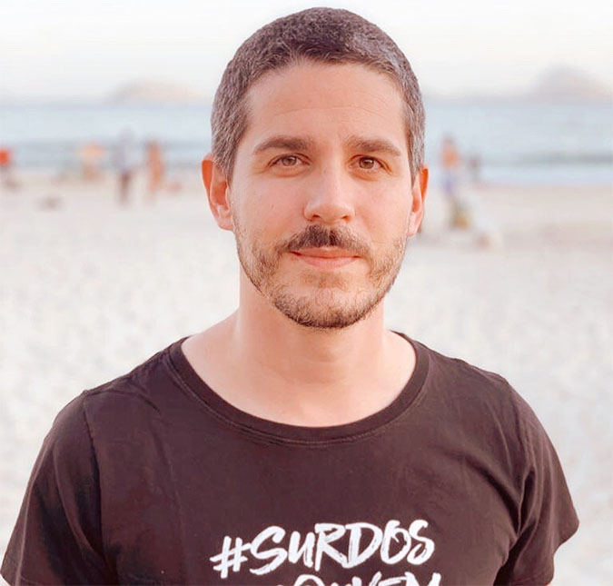 Pedro Neschling fala sobre surdez e revela usar aparelho auditivo há quatro anos: <i>Não sei como levei minha vida antes disso</i>