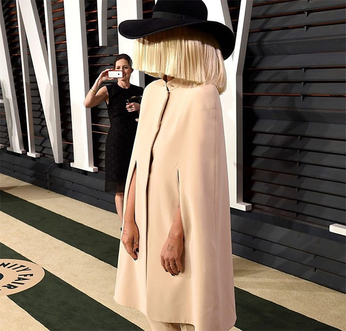 Cantora Sia revela que está sofrendo com doença neurológica: <i>A vida é difícil para c*****o</i>