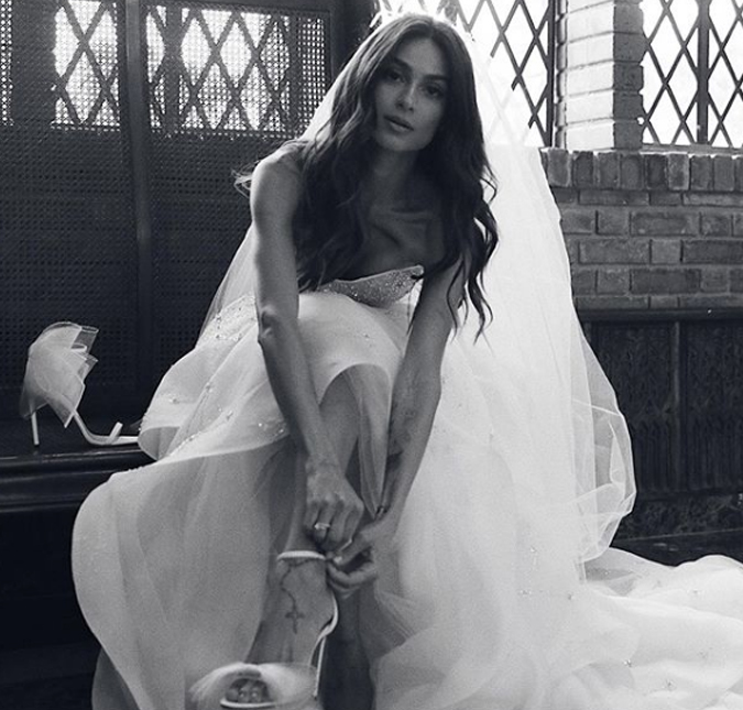 Antes mesmo de subir ao altar, Thaila Ayala posa para as câmeras já vestida de noiva