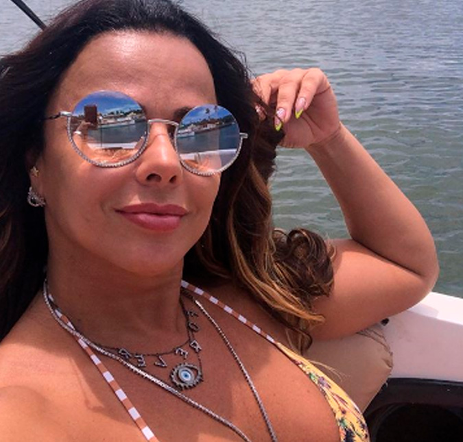 Viviane Araújo exibe boa forma nas dunas de areia da Bahia: <i>- A gente trabalha, mas também curte </i>
