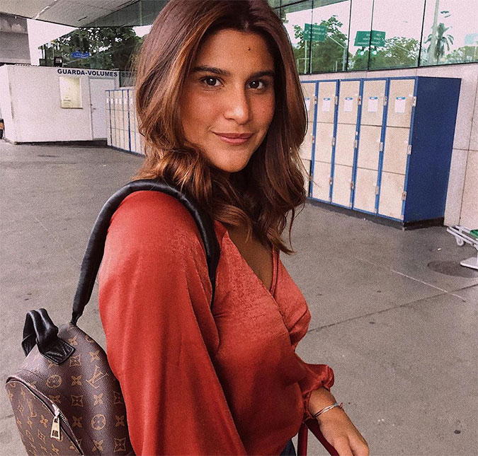 Giulia Costa posa de biquíni e mostra o bumbum cheio de areia; confira!