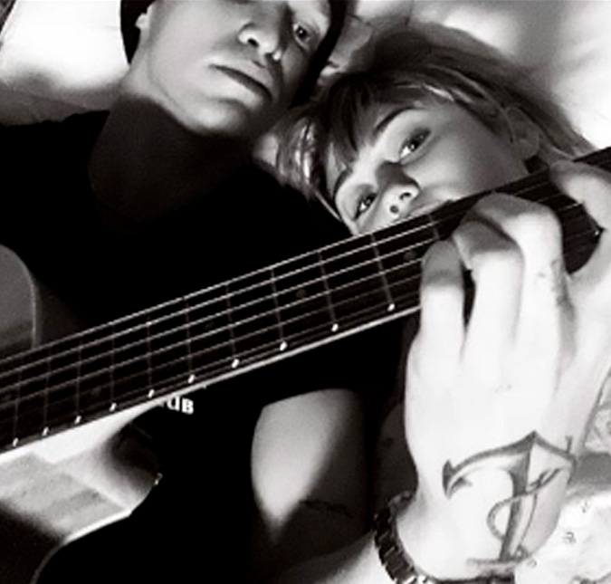 Internada, Miley Cyrus recebe flores e música especial de seu namorado, Cody Simpson; assista!