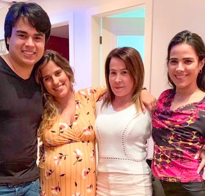 Vale lembrar que Zilu e Zezé estão em uma briga judicial porque a socialite questiona a separação de bens que foi assinada no divórcio, dizendo que ela recebeu menos do que lhe era de direito. No entanto, parece que os filhos dela não estão muito de acordo com as alegações da mãe, o que causou um grande desconforto nas redes. Em seu Instagram, Zilu repostou diversos Stories falando sobre família tóxica, e os internautas entenderam a postagem como uma indireta sobre o assunto. Laços sanguíneos não criam laços afetivos. Assim como presente não substitui presença, estava escrito em um dos posts. Em outro, uma mensagem sobre verdade: Aprenda a respeitar a verdade do outro. E cuidado para que a verdade alheia não confunda a sua verdade. Eita! Vale lembrar que Zilu e Zezé estão em uma briga judicial porque a socialite questiona a separação de bens que foi assinada no divórcio, dizendo que ela recebeu menos do que lhe era de direito. No entanto, parece que os filhos dela não estão muito de acordo com as alegações da mãe, o que causou um grande desconforto nas redes. Em seu Instagram, Zilu repostou diversos Stories falando sobre família tóxica, e os internautas entenderam a postagem como uma indireta sobre o assunto. Laços sanguíneos não criam laços afetivos. Assim como presente não substitui presença, estava escrito em um dos posts. Em outro, uma mensagem sobre verdade: Aprenda a respeitar a verdade do outro. E cuidado para que a verdade alheia não confunda a sua verdade. Eita!