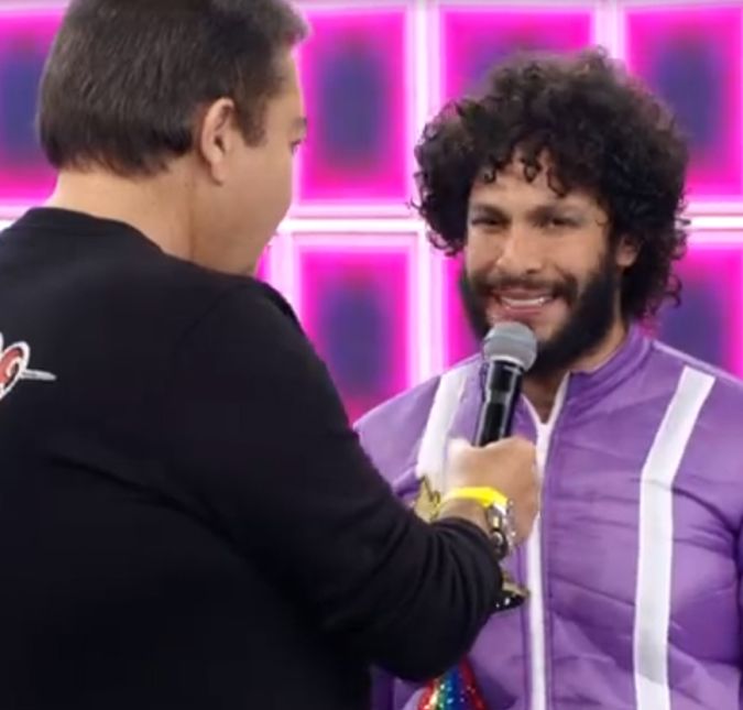 Uma coisa que o apresentador nunca deixa de lado são os relógios extravagantes! O pai de João Guilherme adora o acessório e possui diferentes peças nos mais variados modelos, cores e materiais. Uma coisa que o apresentador nunca deixa de lado são os relógios extravagantes! O pai de João Guilherme adora o acessório e possui diferentes peças nos mais variados modelos, cores e materiais.