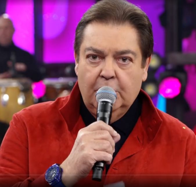 Por mais que esteja em uma fase mais casual de se vestir, Fausto Silva também tem seus dias de elegância. Para isso, ele escolhe jaquetas, camisas ou blazers mais arrumados, porém sem nunca deixar de lado as cores, estampas ou materiais chamativos, que são a marca registrada do apresentador. Por mais que esteja em uma fase mais casual de se vestir, Fausto Silva também tem seus dias de elegância. Para isso, ele escolhe jaquetas, camisas ou blazers mais arrumados, porém sem nunca deixar de lado as cores, estampas ou materiais chamativos, que são a marca registrada do apresentador.