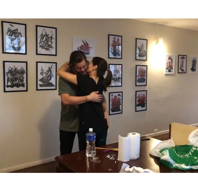 Fátima Bernardes ajuda o namorado, Túlio Gadêlha, a decorar sua casa: <I>Gata maker super parceira</I>