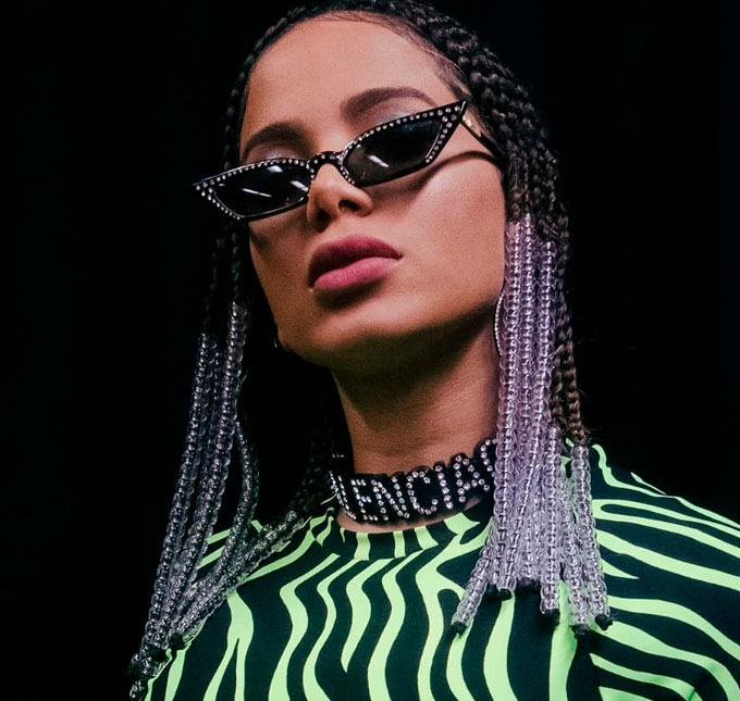 Após polêmica no <i>Rock in Rio</i>, Anitta fica rouca em evento e ironiza: <i>- Meu show é playback, nem preciso me preocupar</i>
