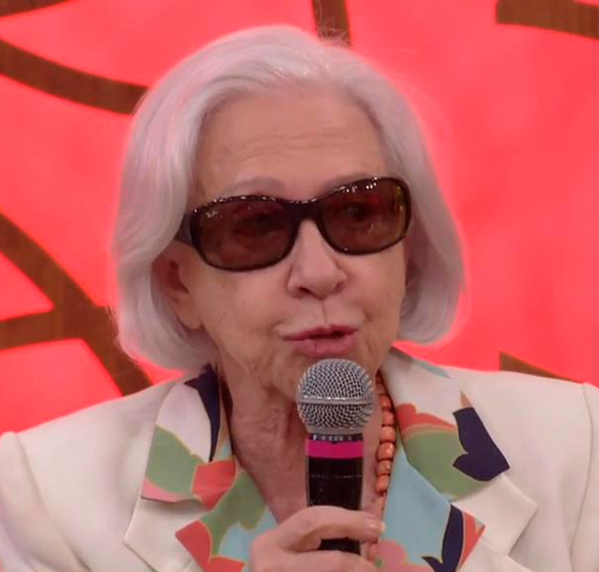 Com conjuntivite, Fernanda Montenegro vai ao <i>Encontro</i> com óculos escuros e é elogiada por Fátima Bernardes: <i>- Você é igual a gente</i>