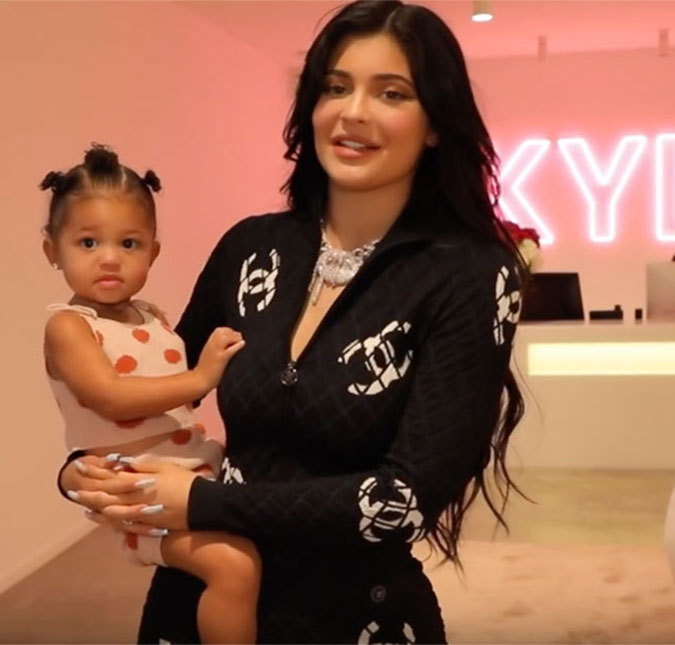 Buquê de flores feito de dólares, máquina de champanhe, <I>playground</I> para a filha... veja as excentricidades do escritório de Kylie Jenner!