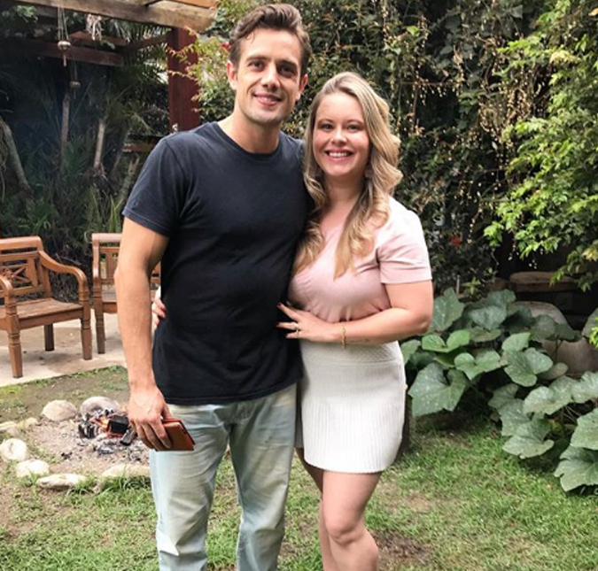 Mariana Bridi faz brincadeira com Rafael Cardoso que estava fazendo churrasco apenas de sunga: <i>Cadê a linguiça?</i>