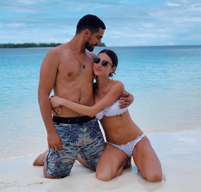 Renato Góes comenta em foto de Thaila Ayala e internautas questionam se atriz estaria grávida