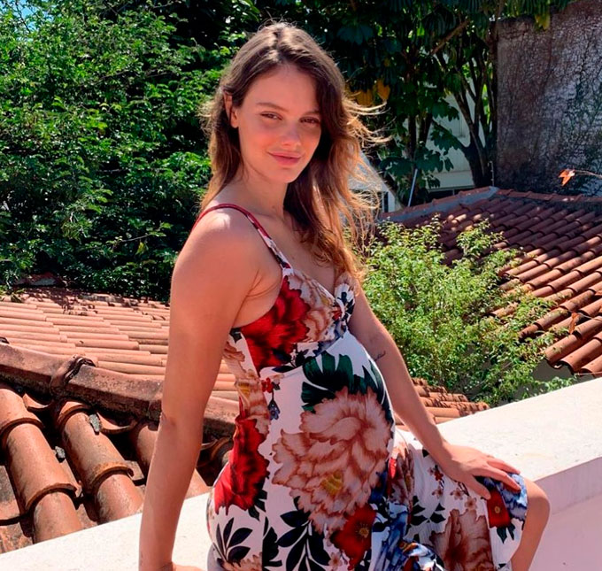 Laura Neiva conta que comprou teste de gravidez por aplicativo: <i>- O entregador me desejou boa sorte</i>