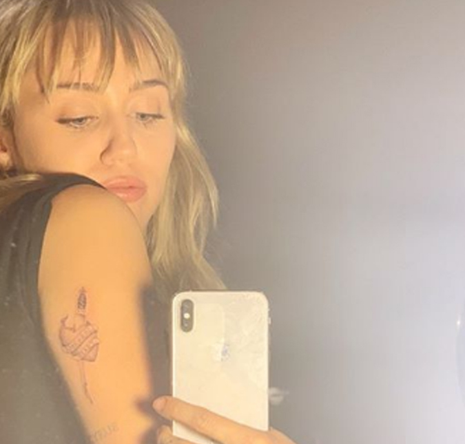 Miley Cyrus mostra nova tatuagem e posa com mãozinha ousada ao lado do novo namorado, veja!
