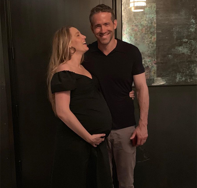 De forma divertida - e misteriosa - Ryan Reynolds revela sexo de seu novo bebê e posta foto em família, confira!
