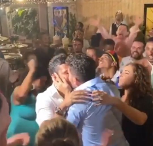 Carlinhos Maia Beija O Marido Em Publico Pela Primeira Vez Confira O Video Estrelando