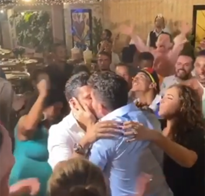 Carlinhos Maia beija o marido em público pela primeira vez, confira o vídeo!