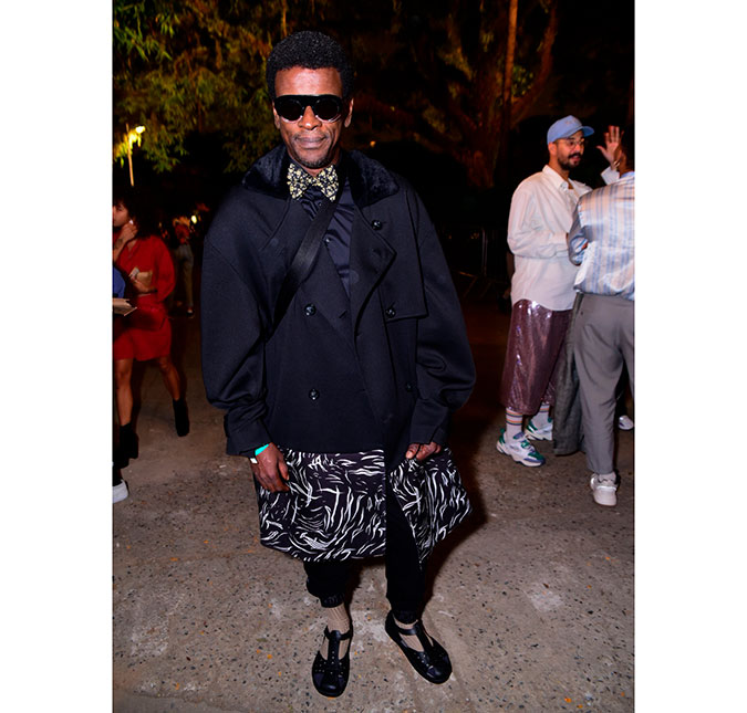 Seu Jorge usa <I>look</i> irretocável na <I>SP Fashion Week</i> e fala sobre estilo preferido: <I>Passeio completo</i>